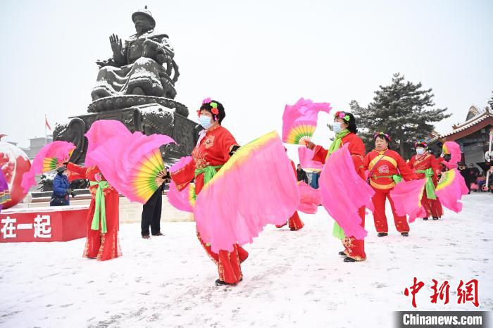 2月13日，秧歌隊在呼和浩特市大召廣場雪中起舞?！⑽娜A 攝