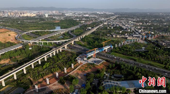 航拍正在建設(shè)的跨越成都繞城高速公路連續(xù)梁施工現(xiàn)場(chǎng)，旁邊依次為已運(yùn)營(yíng)的成渝高速鐵路和機(jī)場(chǎng)高速公路?！⒅铱?攝