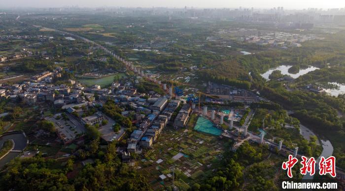 航拍正在建設(shè)中的成都至自貢高速鐵路成都段?！⒅铱?攝