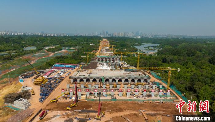 加緊施工建設(shè)的天府站多線橋?！⒅铱?攝