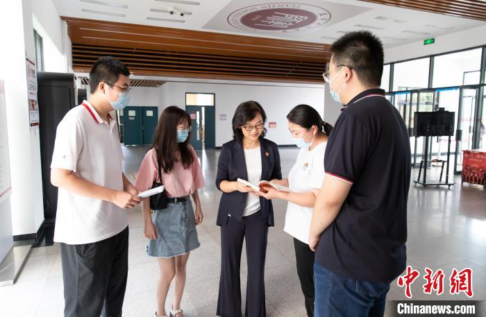 天津師范大學跨文化與世界文學研究院院長、教授郝嵐為同學們解答問題。　王在御 攝