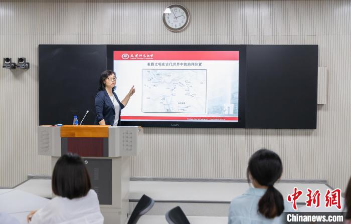 天津師范大學跨文化與世界文學研究院院長、教授郝嵐正在為同學們上課?！⊥踉谟?攝