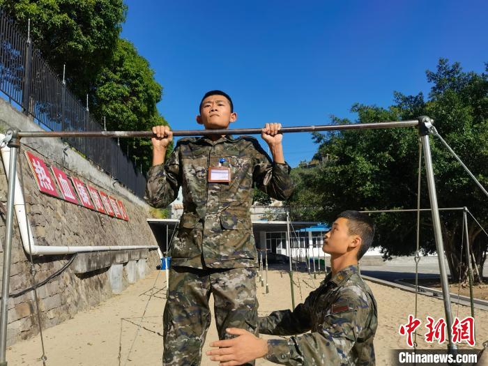 新兵尤云龍正在進(jìn)行器械訓(xùn)練?！●R濤 攝