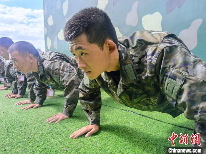 尤云龍正在和戰(zhàn)友進(jìn)行體能訓(xùn)練?！×志杆?攝