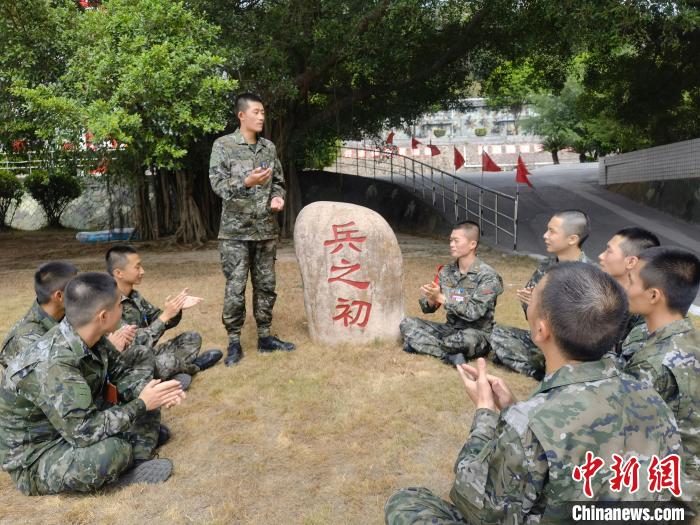 尤云龍為戰(zhàn)友講述父輩保家衛(wèi)國的故事。　鐘煒俊 攝