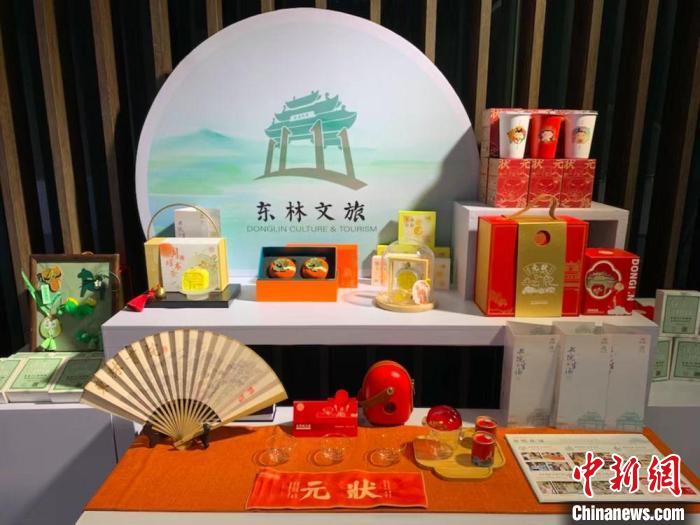 發(fā)展論壇現(xiàn)場展出的無錫城市文創(chuàng)作品?！O權(quán) 攝