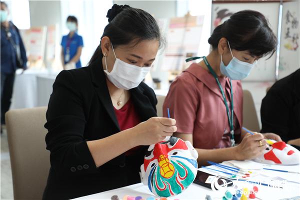 展覽會現(xiàn)場，泰國民眾體驗畫臉譜。人民網(wǎng)記者 趙益普攝