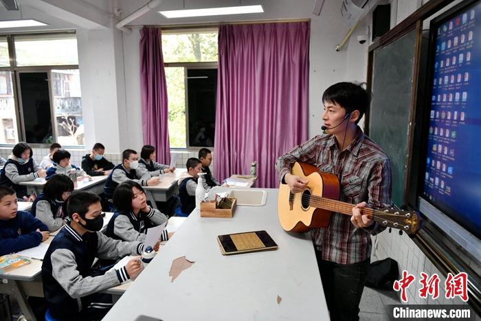 圖為3月16日，張家豪在福建福州延安中學(xué)教學(xué)。 <a target='_blank' href='/'><p  align=