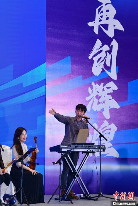 圖為3月9日，福建福州，張家豪(右)與林佳臻在臺(tái)上演出。 <a target='_blank' href='/'><p  align=