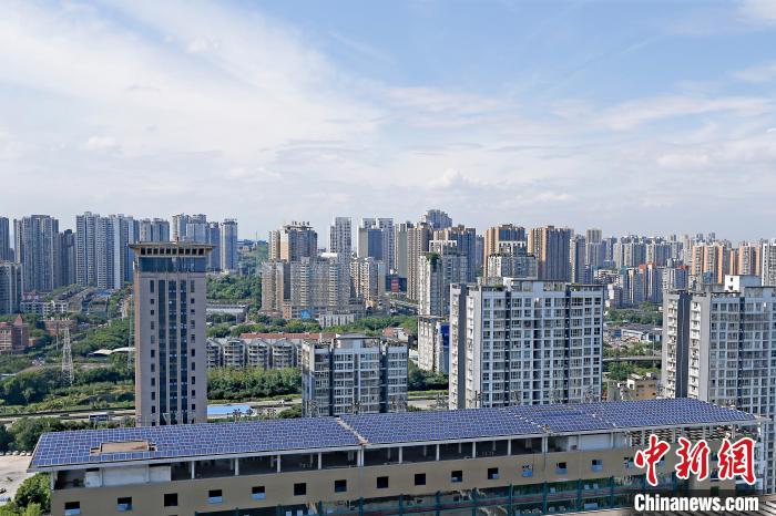 圖為輝騰能源在重慶市九龍坡區(qū)留學(xué)生創(chuàng)業(yè)園屋頂建設(shè)的光伏發(fā)電示范項(xiàng)目?！∈茉L企業(yè)供圖