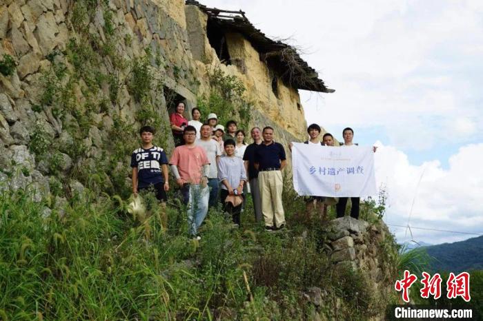 杜曉帆與該中心教師團(tuán)隊(duì)調(diào)研足跡遍布全中國各省市800多個(gè)城鄉(xiāng)聚落、文化景觀等?！?fù)旦大學(xué)國土與文化資源研究中心供圖