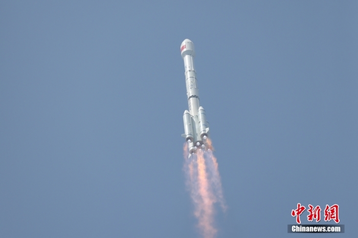5月17日10時49分，我國在西昌衛(wèi)星發(fā)射中心用長征三號乙運載火箭，成功發(fā)射第五十六顆北斗導航衛(wèi)星。該衛(wèi)星屬地球靜止軌道衛(wèi)星，是我國北斗三號工程的首顆備份衛(wèi)星。入軌并完成在軌測試后，將接入北斗衛(wèi)星導航系統(tǒng)。此次發(fā)射是北斗三號工程高密度組網(wǎng)之后，時隔3年的首發(fā)任務。朱磊 攝