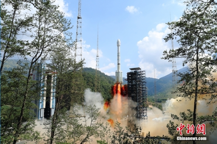 5月17日10時49分，我國在西昌衛(wèi)星發(fā)射中心用長征三號乙運載火箭，成功發(fā)射第五十六顆北斗導航衛(wèi)星。該衛(wèi)星屬地球靜止軌道衛(wèi)星，是我國北斗三號工程的首顆備份衛(wèi)星。入軌并完成在軌測試后，將接入北斗衛(wèi)星導航系統(tǒng)。此次發(fā)射是北斗三號工程高密度組網(wǎng)之后，時隔3年的首發(fā)任務。楊志遠 攝