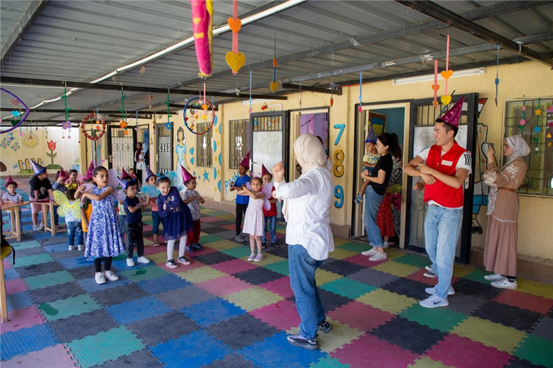 圖為中埃青年志愿者在埃及新開羅幼兒園開展“志愿服務(wù)伴成長，中埃攜手慶六一”活動。中建埃及分公司供圖