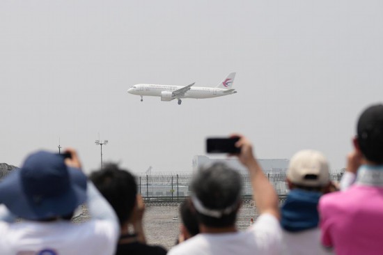 5月28日，C919首個商業(yè)航班東航MU9191飛抵北京首都國際機場。新華社記者鞠煥宗攝