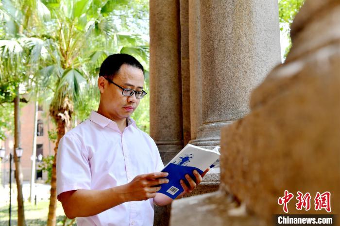 圖為福建師范大學(xué)教育學(xué)院臺(tái)灣教師陳昭志正在看書。　呂明 攝