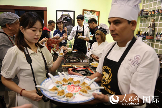 7月19日，參加美食活動(dòng)的多國代表品嘗泰式傳統(tǒng)美食。人民網(wǎng)記者 張矜若攝