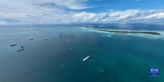 7月22日，中國海軍“和平方舟”號醫(yī)院船結(jié)束基里巴斯訪問，駛離塔拉瓦港。新華社發(fā)（桂江波 攝）