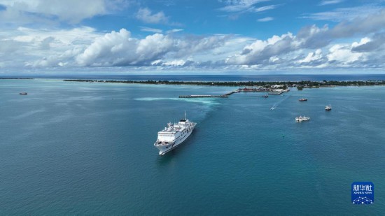 7月22日，中國海軍“和平方舟”號醫(yī)院船結(jié)束基里巴斯訪問，駛離塔拉瓦港。新華社發(fā)（桂江波 攝）