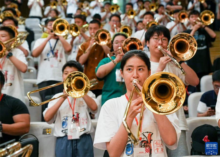 8月1日，在第九屆中國國際低音銅管藝術節(jié)的一場公益大師課上，低音銅管樂器愛好者在練習長號。新華社記者 劉潺 攝