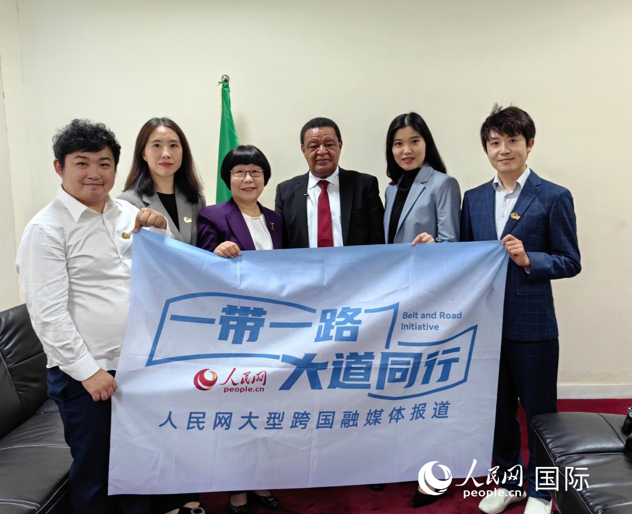 穆拉圖·特肖梅與人民網(wǎng)記者合影。