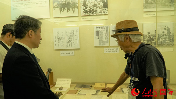 毒氣島歷史研究所事務局長山內正之在毒氣資料館為大家介紹日軍發(fā)動毒氣戰(zhàn)的罪證。人民網(wǎng) 蔣曉辰攝