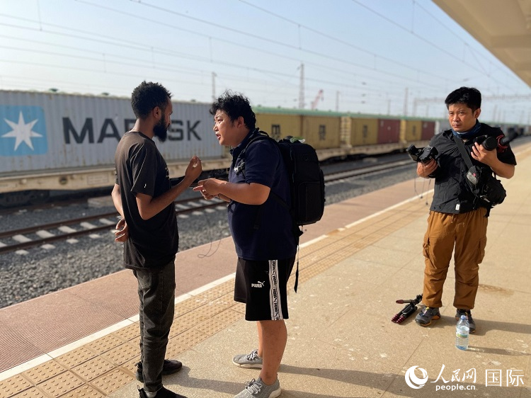 亞吉鐵路吉布提線工作人員介紹列車運(yùn)營(yíng)情況。人民網(wǎng)記者 趙艷紅攝