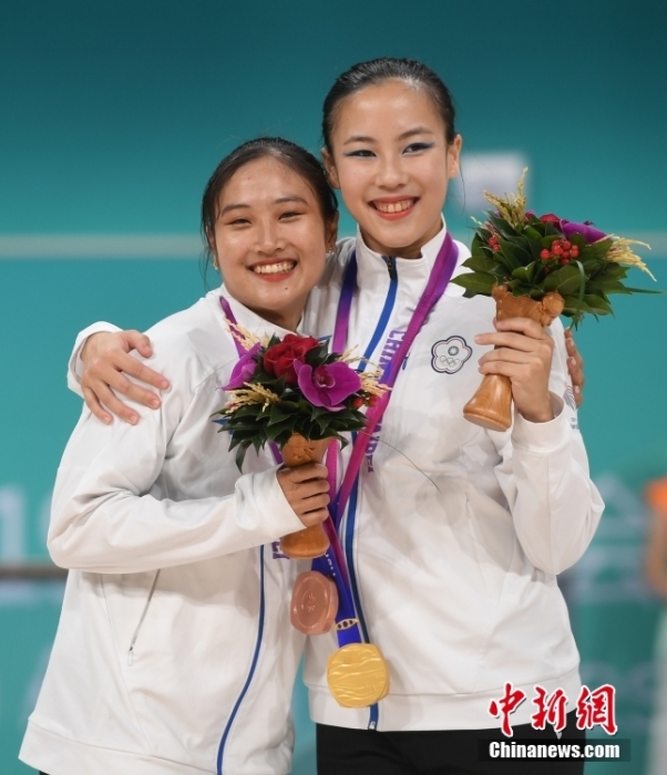 10月7日，杭州第19屆亞運會輪滑項目女子花樣輪滑單人滑長節(jié)目決賽在錢塘輪滑中心舉行。結(jié)合短節(jié)目決賽成績，中國臺北選手洪筱晴(左)以94.38分的總成績奪得女子花樣輪滑單人滑冠軍，中國臺北選手張致如(右)獲得季軍。<a target='_blank' href='/'><p  align=