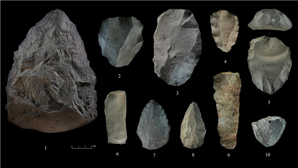 石制品 1.手斧 2、4、5.勒瓦婁哇石核（循環(huán)剝片法、優(yōu)先剝片法）3.勒瓦婁哇石葉石核 6.勒瓦婁哇石葉 7、8.勒瓦婁哇尖狀器 9.石葉 10.錐形石葉石核。中肯聯(lián)合考古隊(duì)供圖