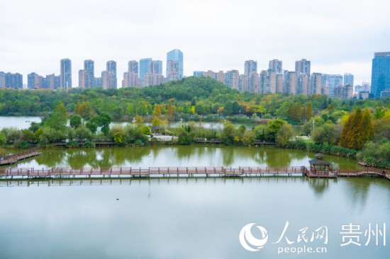 秋日時(shí)節(jié)，觀山湖公園景色美不勝收。人民網(wǎng) 陽茜攝