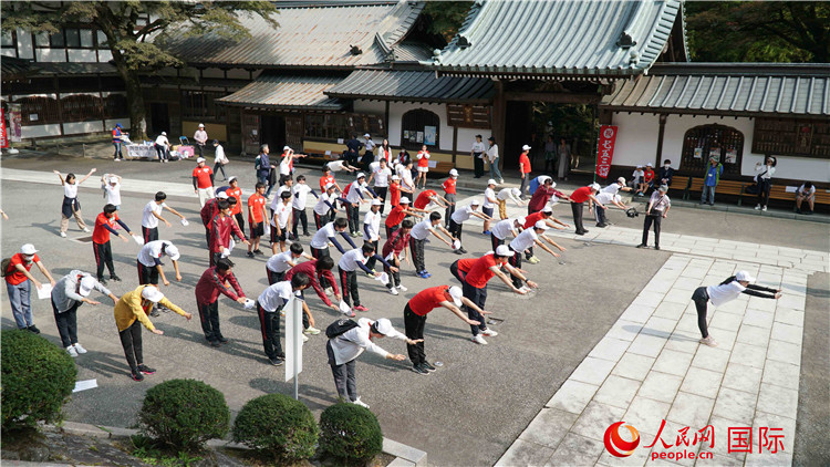 開跑前，中日青少年一起做熱身運(yùn)動。人民網(wǎng) 蔣曉辰攝