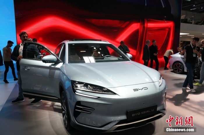 2023年德國(guó)國(guó)際汽車及智慧出行博覽會(huì)(IAA mobility)(亦簡(jiǎn)稱慕尼黑國(guó)際車展)將于9月5日正式開幕。在9月4日舉行的媒體日，記者看到諸品牌紛紛攜“拳頭”產(chǎn)品亮相。圖為當(dāng)日比亞迪SEAL U在歐洲首秀。<a target='_blank' href='/'><p  align=