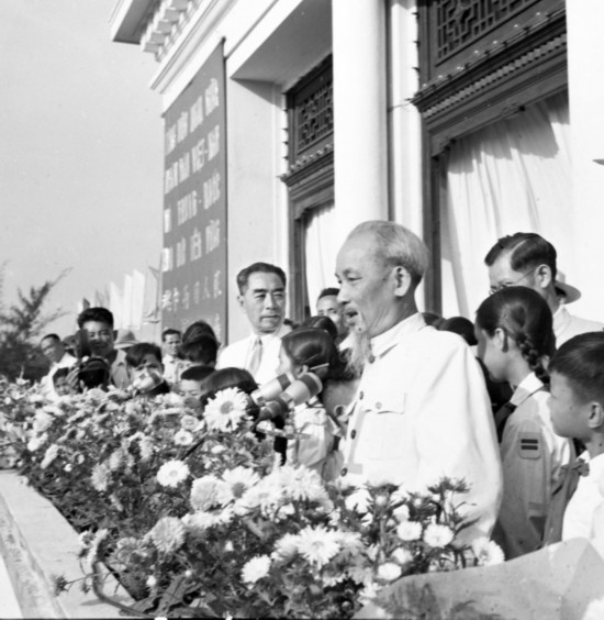 1960年5月13日，河內(nèi)市八萬市民舉行盛大集會(huì)，歡迎周恩來總理。圖為胡志明主席、周恩來總理在大會(huì)主席臺(tái)上。