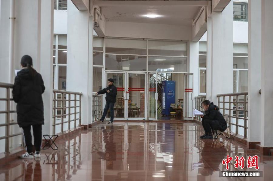 資料圖：幾位考研學(xué)生在南昌大學(xué)教學(xué)樓的天橋上復(fù)習(xí)備考。劉力鑫 攝
