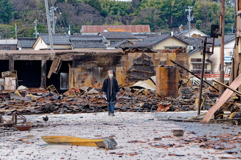 1月4日，一名市民查看日本石川縣輪島市“輪島早市”廢墟。新華社記者張笑宇攝