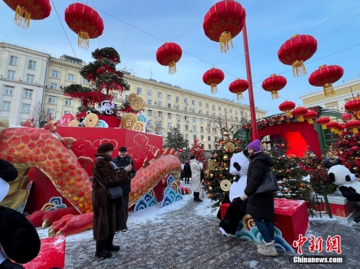 當(dāng)?shù)貢r(shí)間2月9日，中國農(nóng)歷新年慶?；顒?dòng)啟動(dòng)儀式在莫斯科市中心的卡梅爾格爾斯基巷舉行。中國駐俄大使張漢暉，俄羅斯外交部發(fā)言人扎哈羅娃，以及俄羅斯文化部和莫斯科市政府官員出席。慶?；顒?dòng)將持續(xù)至18日。圖為當(dāng)?shù)孛癖娫谔鼐S爾廣場(chǎng)與大熊貓玩偶合影。<a target='_blank' href='/'><p  align=