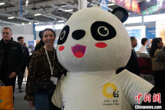 3月5日，2024年柏林國際旅游交易會(ITB)在柏林會展中心拉開帷幕。以“你好！中國”為主題的中國展區(qū)當(dāng)日亮相展會。圖為觀眾與大熊貓人偶合影。中新社記者 馬秀秀 攝
