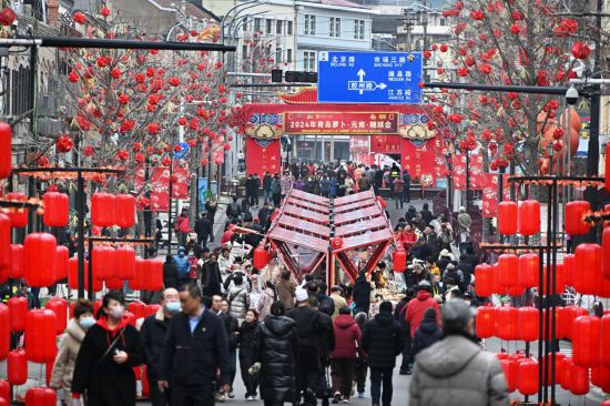 2024年2月18日，游客在2024年青島蘿卜·元宵·糖球會(huì)上消費(fèi)、游玩。新華社記者李紫恒攝