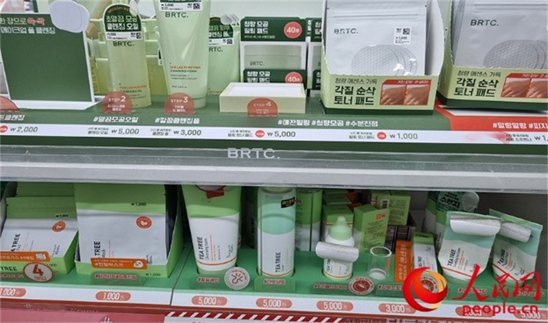 韓國零售連鎖店大創(chuàng)推出低價化妝品。人民網(wǎng) 李帆攝