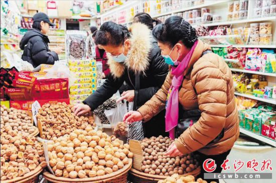 　　在長沙南門口菜市場附近的一家炒貨店內(nèi)，市民正在選購年貨?！　￠L沙晚報(bào)全媒體記者 范宏歡 攝