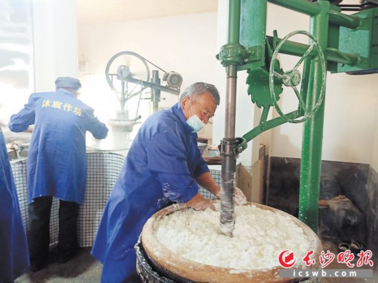 　　作坊里工人正在進(jìn)行粉絲生產(chǎn)。受訪者供圖