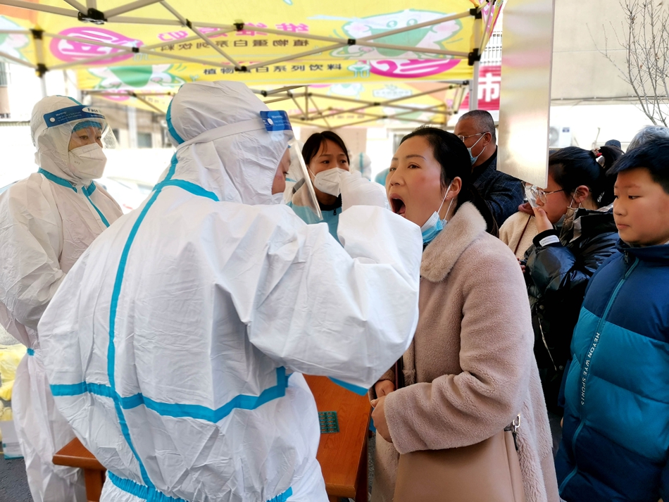 連云港贛榆區(qū)抽調(diào)近500名醫(yī)務(wù)人員開展核酸檢測。朱代桂攝