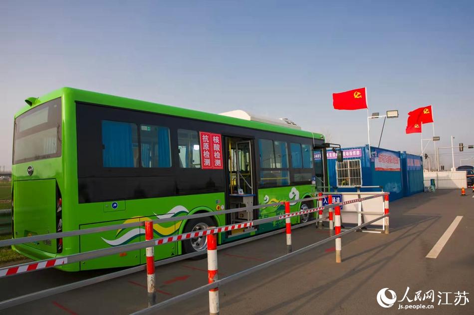 淮安市客總汽車運(yùn)輸有限公司調(diào)集兩部車況最佳“核酸采樣流動(dòng)車”，組建黨員“先鋒崗”。紀(jì)星名攝