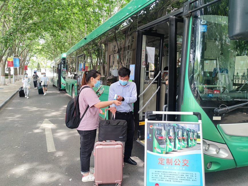 公交車從校園宿舍樓下出發(fā)，直達(dá)鄭州火車站和鄭州東站。崔晨攝