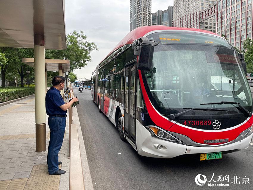 北京1路公交車駛進八王墳西站，此前各路公交經(jīng)過該站時均甩站通過，今起該站回復(fù)正常上下客。人民網(wǎng) 尹星云攝