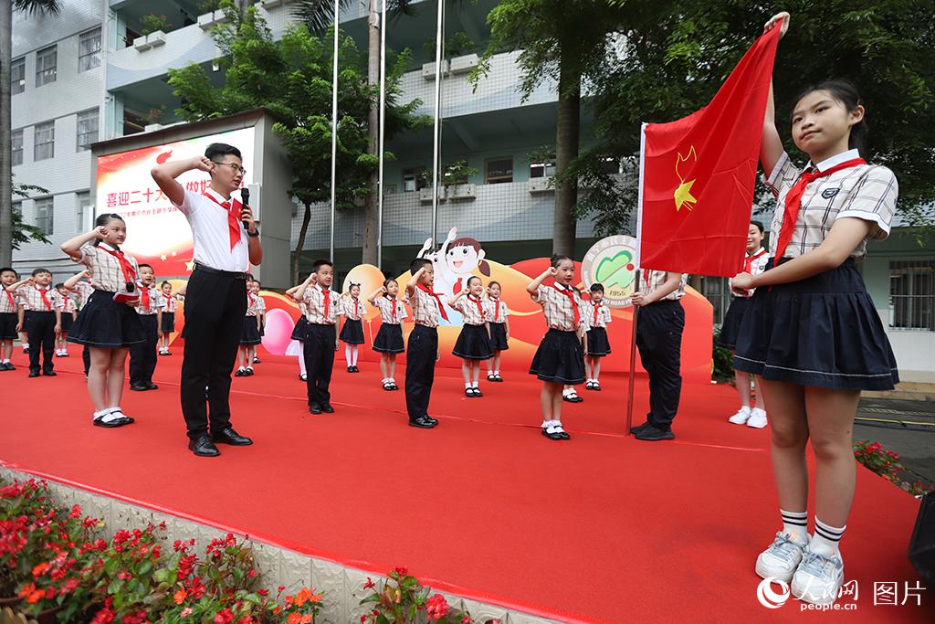 5月31日，在廣西壯族自治區(qū)南寧市民主路小學，學校大隊輔導員帶領少先隊員呼號。人民網(wǎng)記者 嚴立政攝