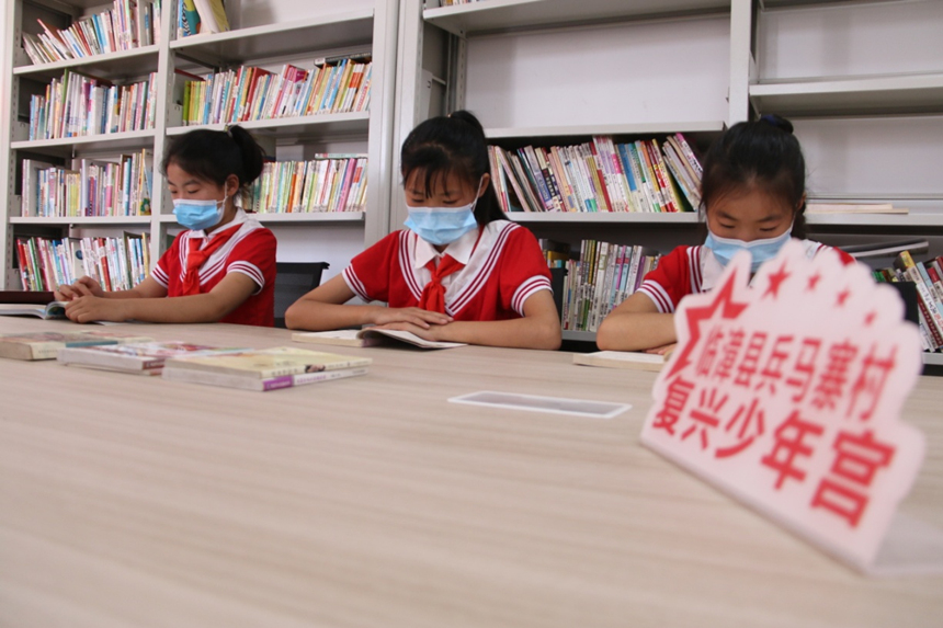 河北省臨漳縣柏鶴集鄉(xiāng)兵馬寨村復(fù)興少年宮，孩子們在閱覽室讀書。 申志好攝