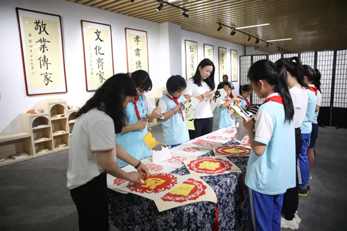 1、長(zhǎng)沙市雨花區(qū)校園清廉家風(fēng)館開(kāi)館。受訪單位供圖