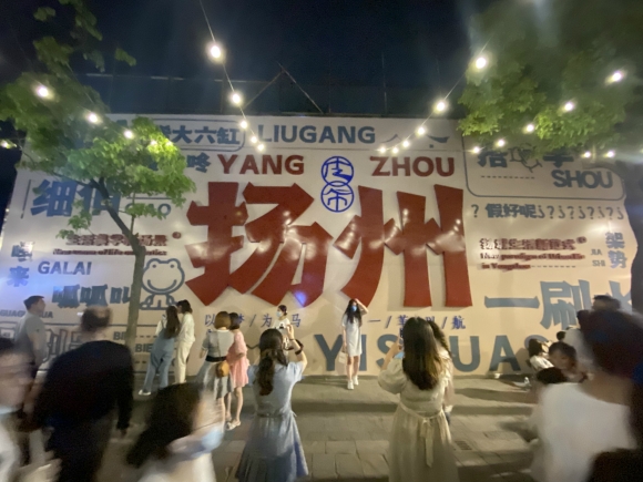 古運(yùn)河畔的皮市街充滿市井氣息。 人民網(wǎng) 張玉峰攝