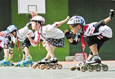 6月23日，邯鄲市邯山區(qū)實(shí)驗(yàn)小學(xué)的學(xué)生在練習(xí)輪滑。 當(dāng)日是國(guó)際奧林匹克日，該小學(xué)開展了“我運(yùn)動(dòng)、我健康、我快樂”為主題的體育活動(dòng)，通過足球、籃球、武術(shù)、輪滑、擊劍等運(yùn)動(dòng)，讓學(xué)生們享受運(yùn)動(dòng)健身的快樂，感受運(yùn)動(dòng)的魅力。 河北日?qǐng)?bào)通訊員 郝群英攝